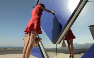 Alexa Chung entre ciel et terre pour Longchamp au MAMO d’Ora ïto