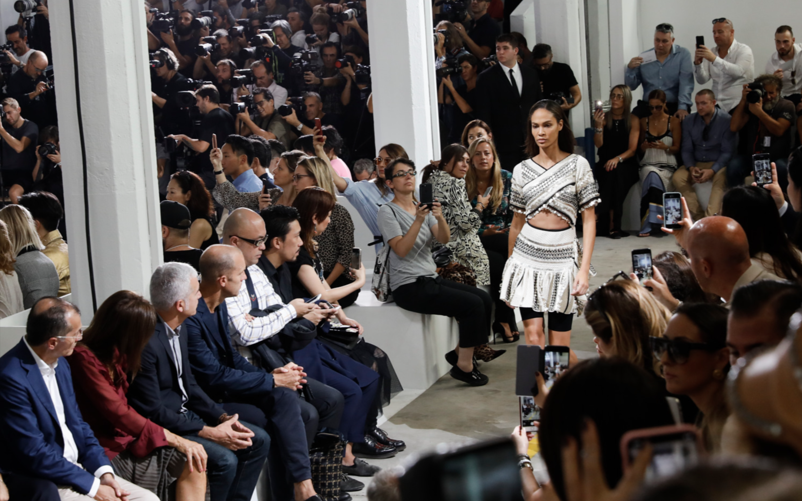 AU PREMIER RANG DU DÉFILÉ ROBERTO CAVALLI PRINTEMPS-ÉTÉ 2019